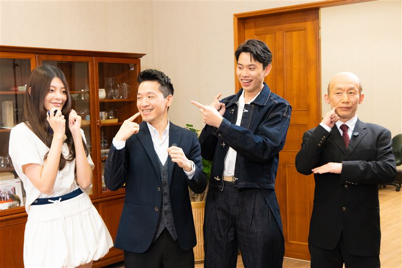 何志偉(左二)挑戰撒嬌舞。(圖/《鄉民大學問》提供)