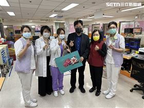醫福會執行長林 慶豐（右三） 與副執行長賴慧貞（ 右二）前往臺中醫院，慰勞大年初二沒回娘家，卻堅守崗位的醫護人員。（圖／翻攝畫面）