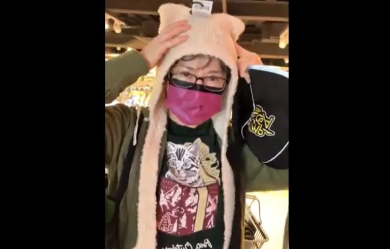 副總統蕭美琴戴上「貓帽子」，開心表情藏不住，也展現親民一面。（圖／總統府提供）