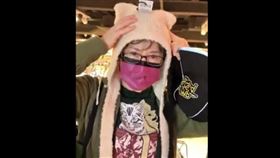 蕭美琴日前趁著空檔，走進台灣本土服飾品牌NET，添購新衣，開心表情藏不住。（圖／總統府提供）