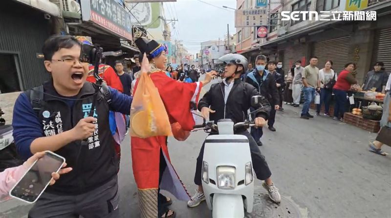 一名身穿便服的男子騎車經過突然從人群中衝出，對著黃國昌近距離叫囂，憤怒大喊：「黃國昌！你這個臭俗仔！」（圖／翻攝畫面）
