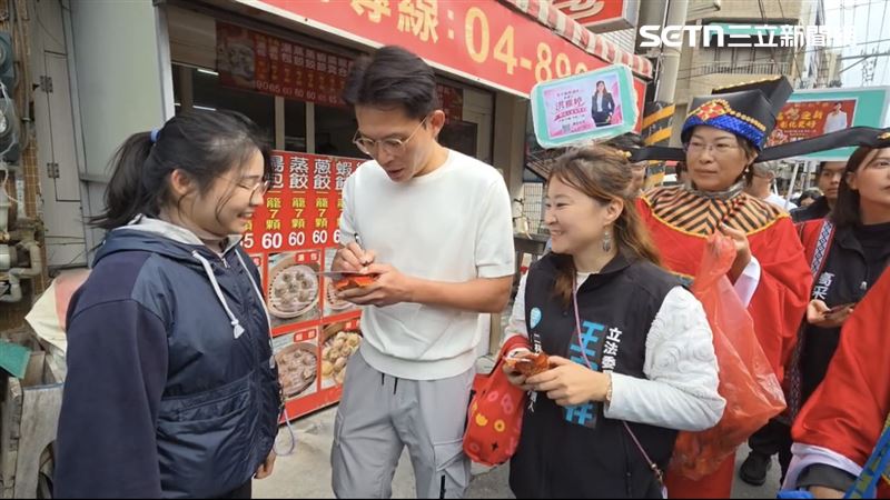 今（20）日南下彰化二林鎮參拜祈福並發放開運紅包。不少民眾攜家帶眷前來領取民眾黨特製紅包。黃國昌與民眾合影、握手致意，並與地方黨部幹部熱情互動。（圖／翻攝畫面）