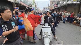 黃國昌二林發紅包！路人辱罵臭俗仔爆衝突（圖／翻攝畫面）