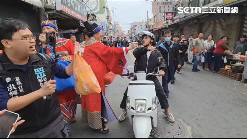 黃國昌二林發紅包!路人辱罵臭俗仔爆衝突