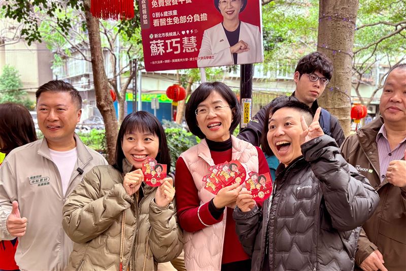 蘇巧慧參拜新北市中和福祥宮並接受媒體聯訪。（圖／蘇巧慧辦公室提供）