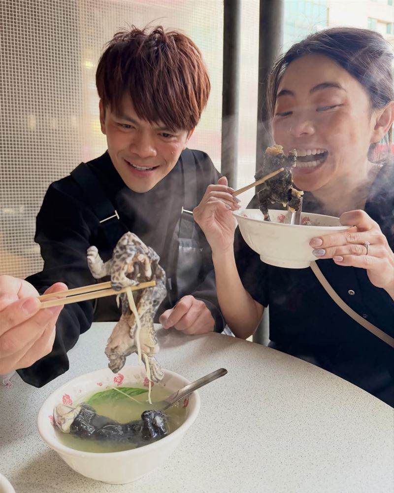 蔡阿嘎回雲林北港大嗑整隻青蛙。（圖／翻攝自蔡阿嘎IG）