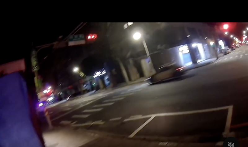 大年初四新店警方獲報卡拉OK店裡有人持刀攻擊，立即趕往現場。（圖／翻攝畫面）