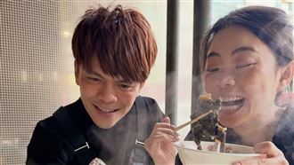 蔡阿嘎大嗑整隻青蛙湯　連皮帶骨畫面曝光