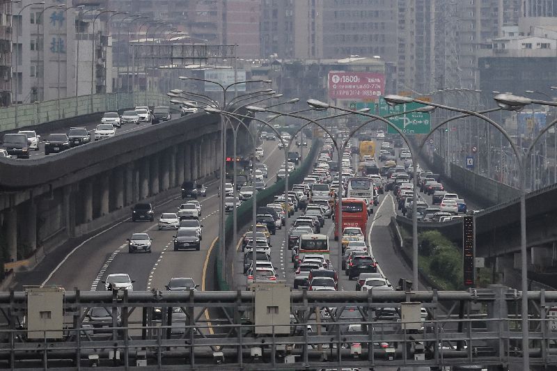 圖為國道1號初四內湖往汐止路段塞車
