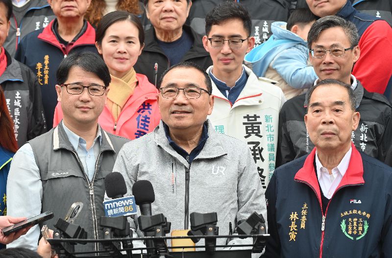 新北市長侯友宜（前右2）表示，他常聯繫台北市副市長李四川，一定一起並肩作戰，讓市政接棒毫無縫隙。（新北市政府提供）