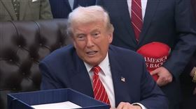 川普被問到關於艾普斯坦的事，神情似乎相當不滿。（圖／翻攝自YT@The White House）

