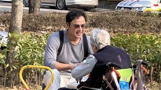 明道公園陪伴年邁媽媽　孝順互動全被拍