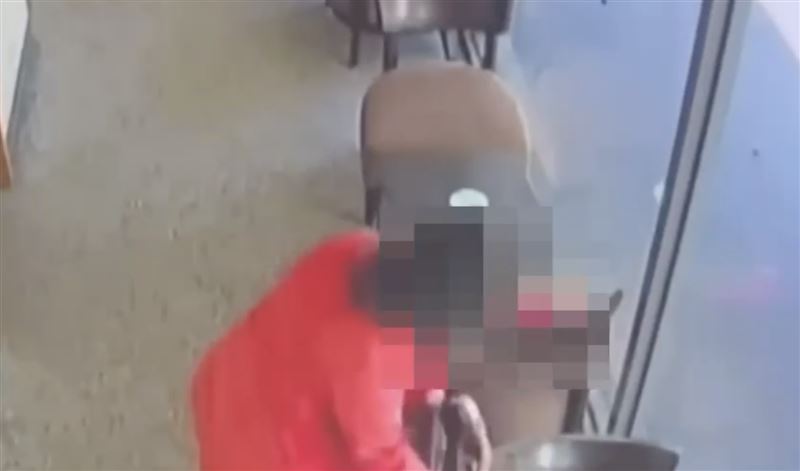 監視器拍下劉姓女常客趁機偷走民眾的愛馬仕錢包。（圖／翻攝畫面）