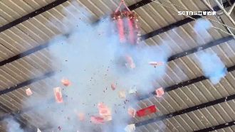 財神廟「發財大砲」噴鈔票　民眾瘋發財金