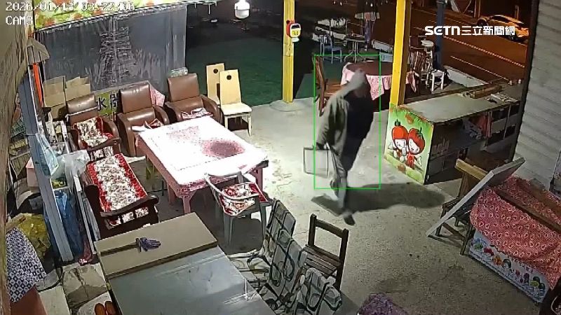 竊賊半夜偷偷摸摸闖進草莓園