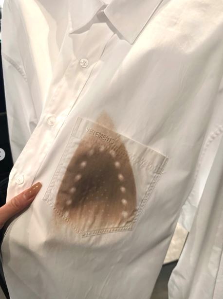純棉白襯衫上有熨斗燙焦的痕跡。（圖／翻攝自vetements_official）