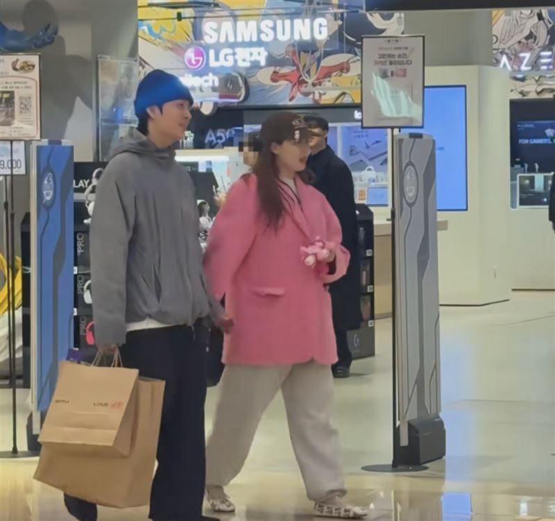 泫雅被捕捉，遭質疑懷孕。（圖／翻攝自韓網）