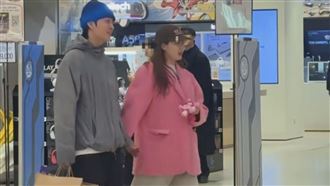 泫雅「渾圓身形遮不住」韓網瘋猜：懷孕了