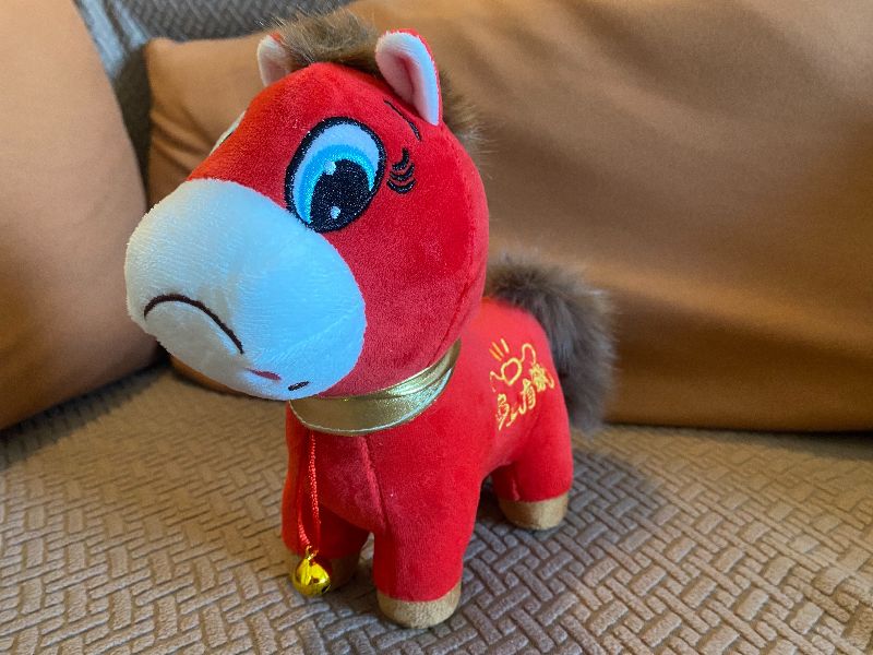 2026年是馬年，一隻被縫反的浙江義烏馬年玩偶意外在中國爆紅，它被認為揭示了民眾苦悶心理狀態，追捧者稱其為「哭哭馬」