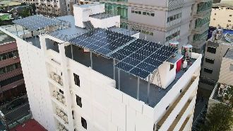 太陽能板華麗變身　建築壁畫打卡牆能發電