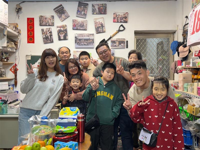哥哥回來了！最暖士官長大年初二重返花蓮災區，與葉小妹妹一家人相聚。（圖／翻攝自Threads @sea_0710）
