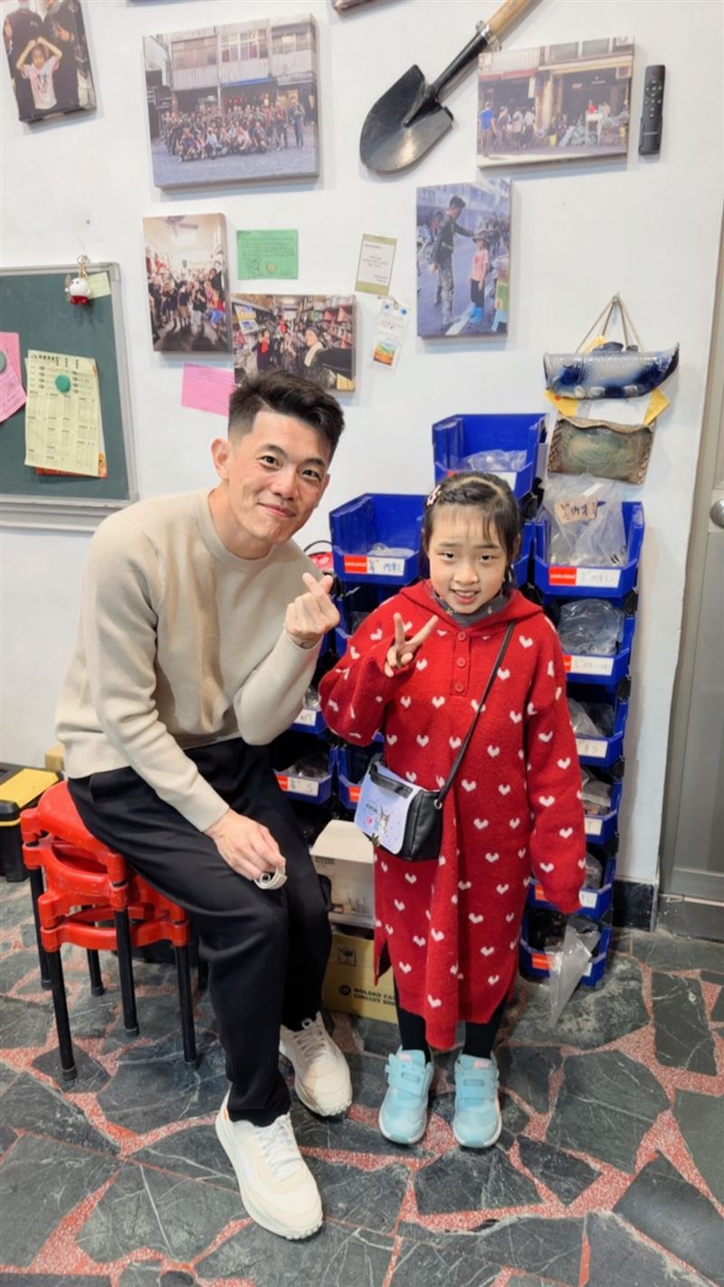 葉小妹長高羞笑和帥氣士官長陳保宏合照比YA，牆上掛著兩人救災登上新聞的照片。（圖／翻攝自Threads @sea_0710）