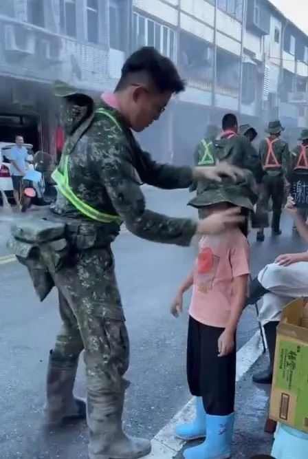 去年花蓮馬太鞍溪洪災受創嚴重，士官長陳保宏送葉小妹帽子這幕惹哭萬人。（圖／翻攝自Threads @sea_0710）