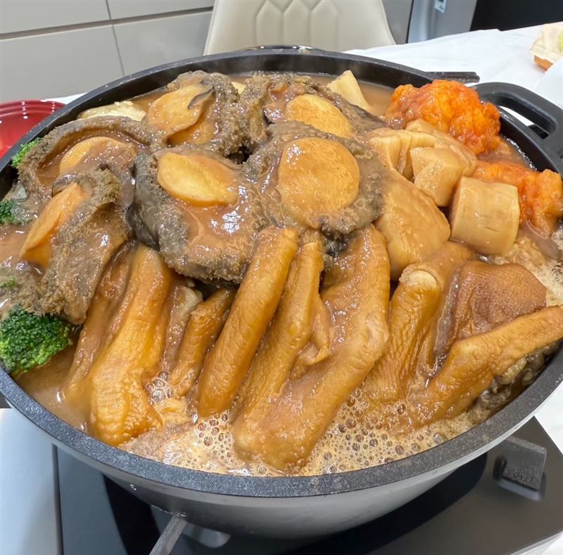 吳申梅準備米其林豪華盆菜過年。（圖／喜上梅梢娛樂提供）