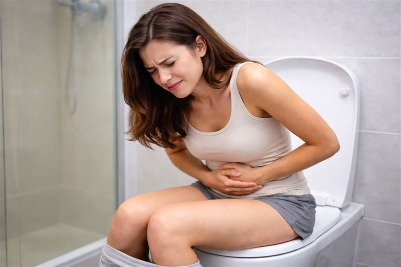 18日急診逾6千人次因類流感與腹瀉就醫。營養師曾建銘提醒，腸胃炎應防脫水、讓腸胃休息，選溫和低渣飲食，避免高糖飲料與乳製品。（圖／AI製圖）