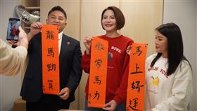 國民黨立委陳菁徽、吳宗憲、張嘉郡齊聚揮毫寫春聯。（圖／陳菁徽國會辦公室提供） 