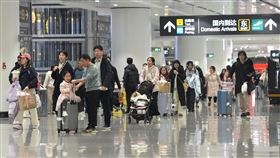 首頁 / 兩岸
2026年人民幣預期升值 中國出境旅遊笑入境旅遊愁
2026/2/19 10:24（2/19 10:36 更新）
人民幣預期在2026年繼續升值，中國民眾出外旅遊成本下降，但外國人赴中國旅遊成本則增加。圖為北京大興機場。（中新社提供）