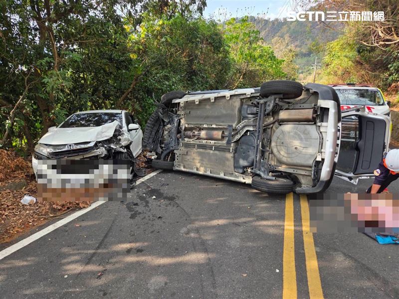 休旅車煞車失靈，下山撞擊對向上山小客車。（圖／翻攝畫面）