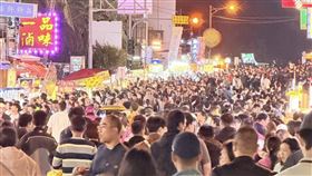 墾丁人潮回來了！初三大街人潮爆滿，讓在地旅宿業者十分感動。（圖／翻攝「墾丁痣靈」臉書）