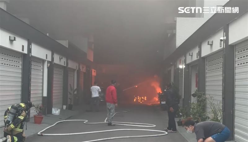 疑似燒金紙的爐子不慎引火燒到電動車。（圖／翻攝畫面）