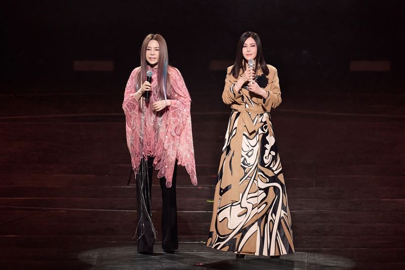 江淑娜（左）驚喜現身江蕙（右）「無．有」台北小巨蛋演唱會。（圖／寬宏藝術提供）