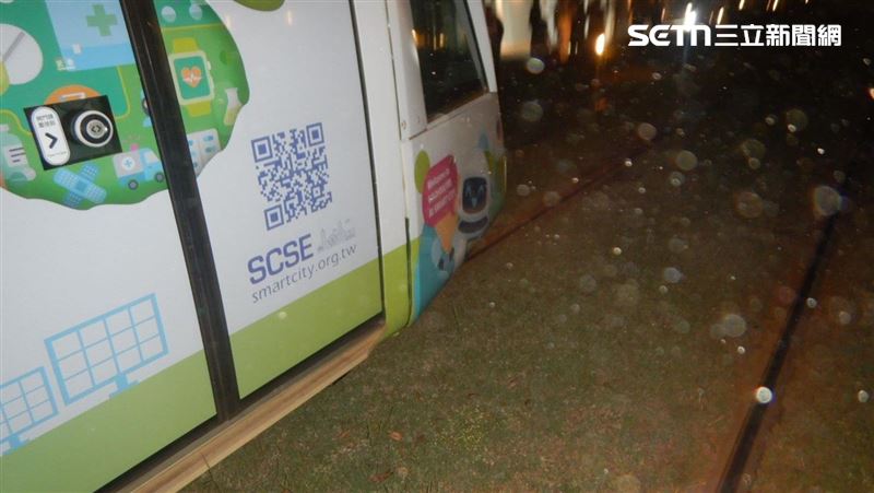 儘管司機緊急剎停，仍來不及迎面撞上少年。（圖／翻攝畫面）