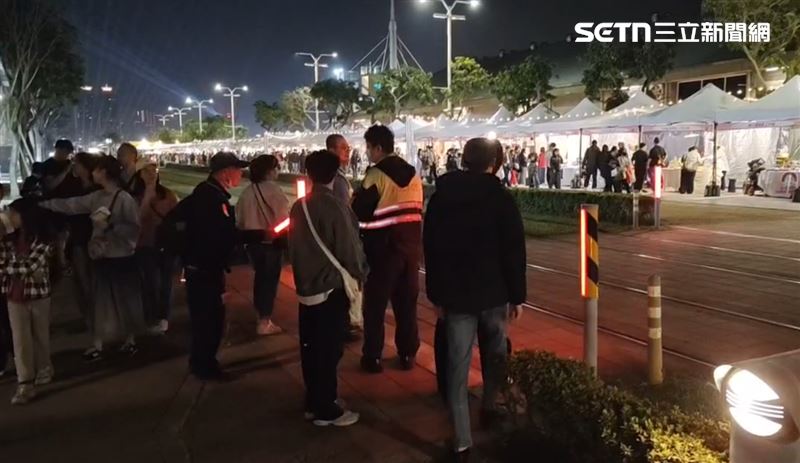 據目擊者描述，少年傷勢不嚴重，還能用走的去做筆錄，但媽媽堅持叫救護車送醫，現場一陣騷動。（圖／翻攝畫面）