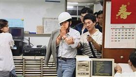 甘兆旭（左）2度脫逃後，又寄爆裂物恐嚇美容集團，遭警方循線逮捕。（東森新聞提供）