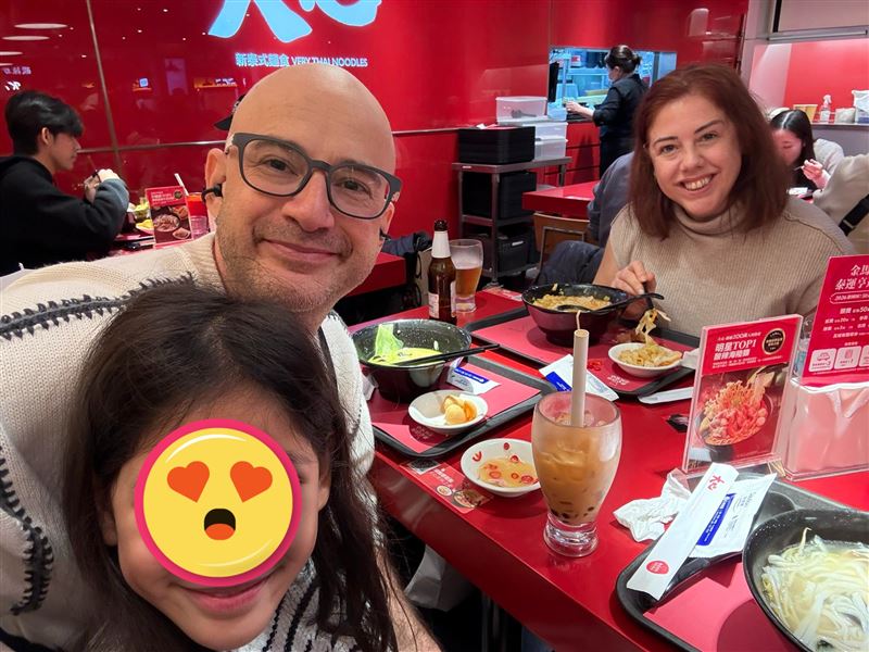 吳鳳妹妹來台過年，出去吃飯時被台灣人請客。（圖／取自吳鳳臉書）