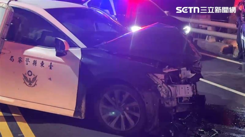 台東發生「警車遭劫」事件，酒醉的葉男開走警車又釀車禍，造成3人傷送醫。（圖／翻攝畫面）