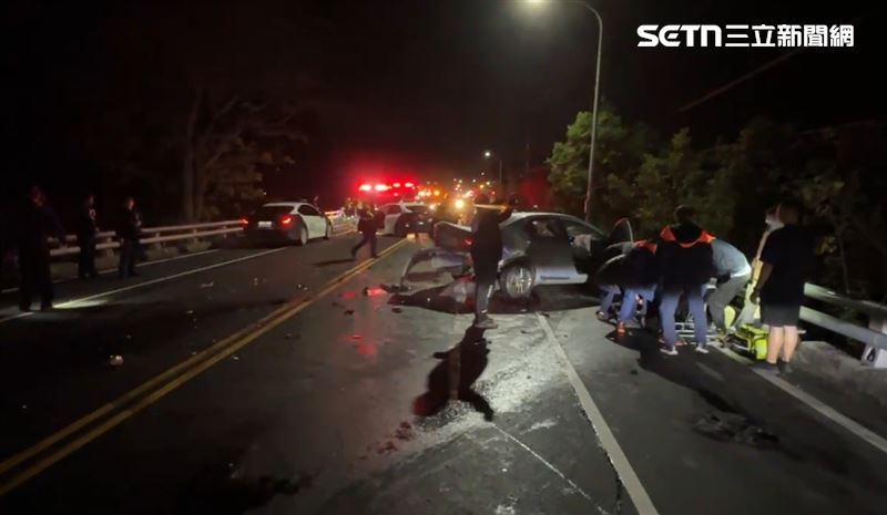 台東發生「警車遭劫」事件，酒醉的葉男開走警車又釀車禍，造成3人傷送醫。（圖／翻攝畫面）