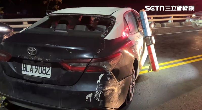 台東發生「警車遭劫」事件，酒醉的葉男開走警車又釀車禍，造成3人傷送醫。（圖／翻攝畫面）