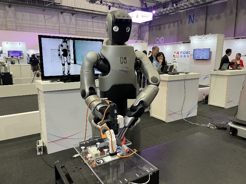 人形機器人雙手越來越靈活，在工廠產線承擔鎖螺絲作業熟能生巧。圖為鴻海2025年科技日展示足式AI工業人形機器人應用