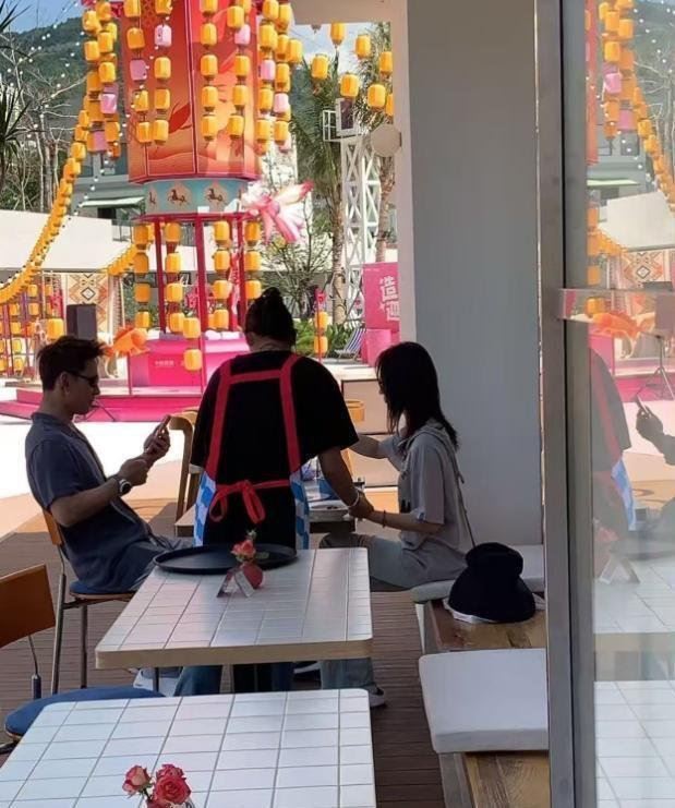 吳謹言、洪堯大年初三被偶遇。（圖／翻攝自微博）