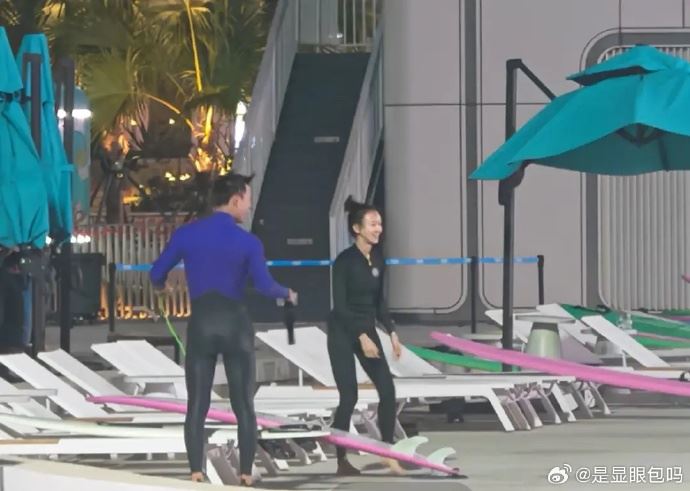 吳謹言體驗衝浪被捕獲。（圖／翻攝自微博）