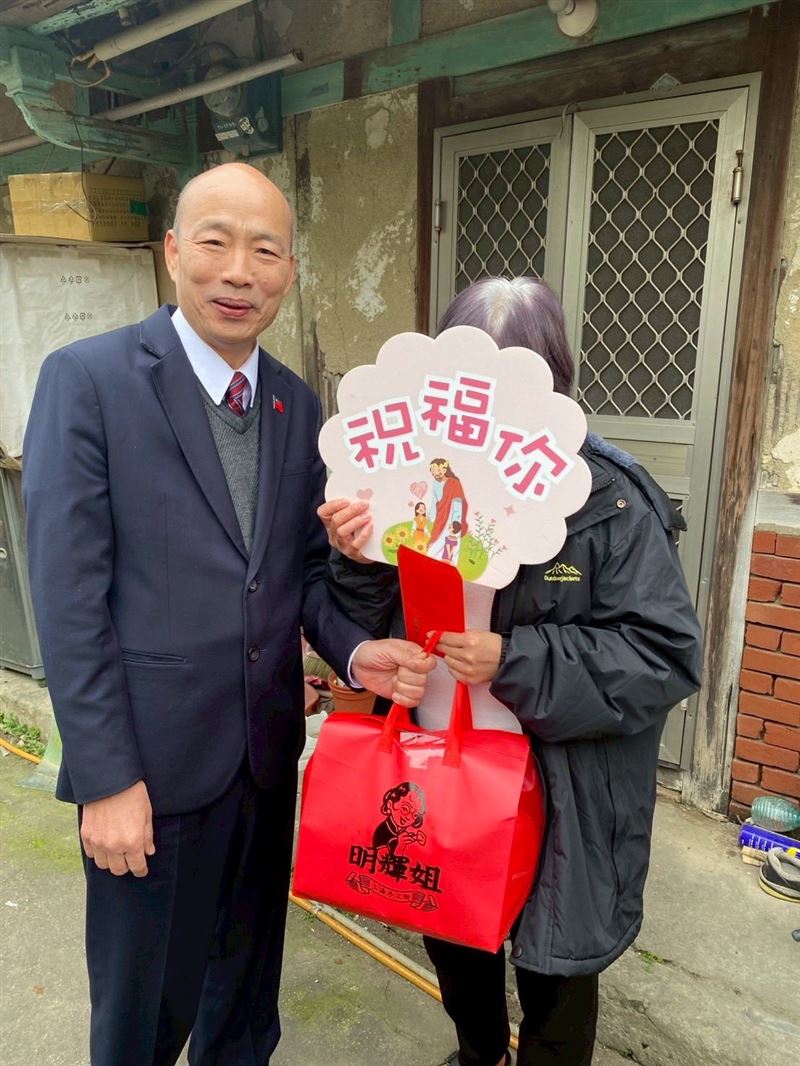 立法院長韓國瑜在休會期間走進偏鄉送年菜。（圖／翻攝自韓國瑜臉書）