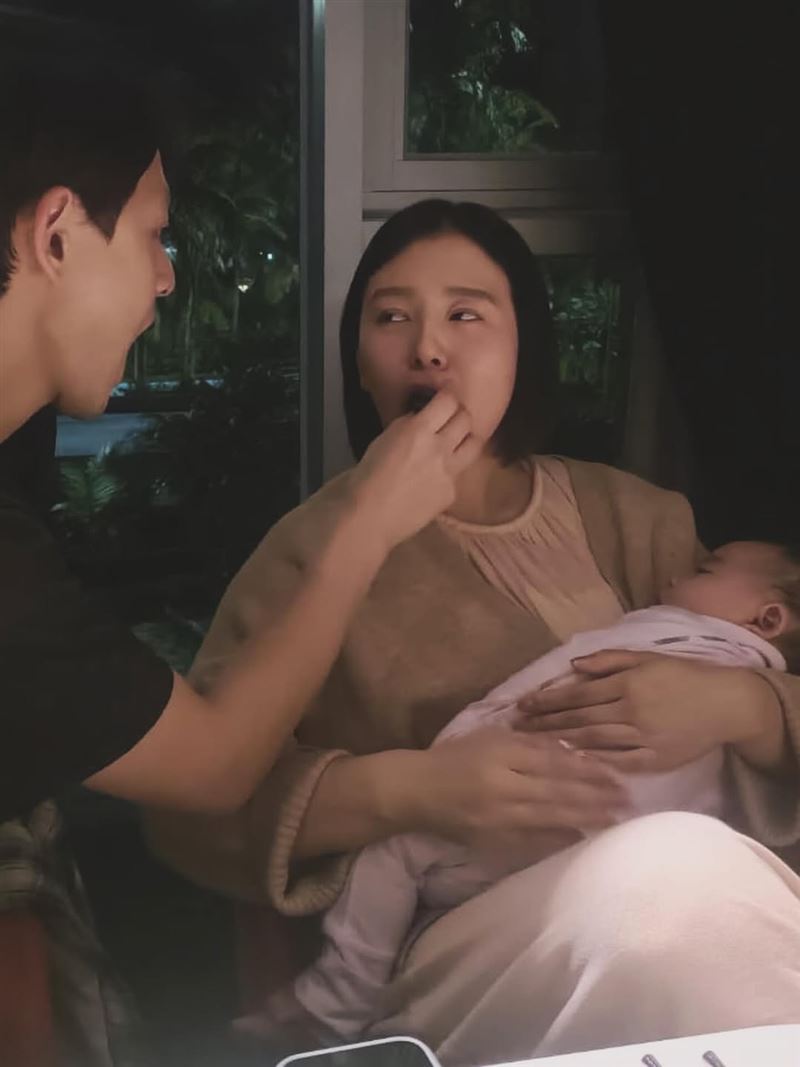 劉品言與連晨翔上演甜蜜餵食秀，互動令人稱羨。（圖／翻攝自劉品言IG）