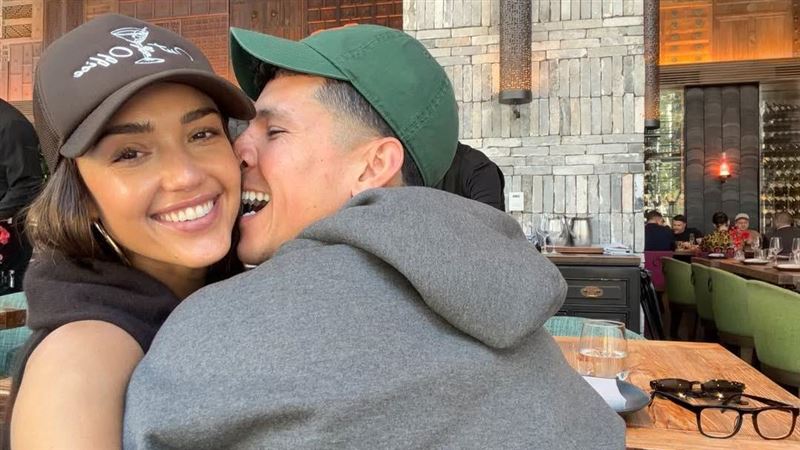 44歲女星離婚爆新歡 高調認愛小11歲男友