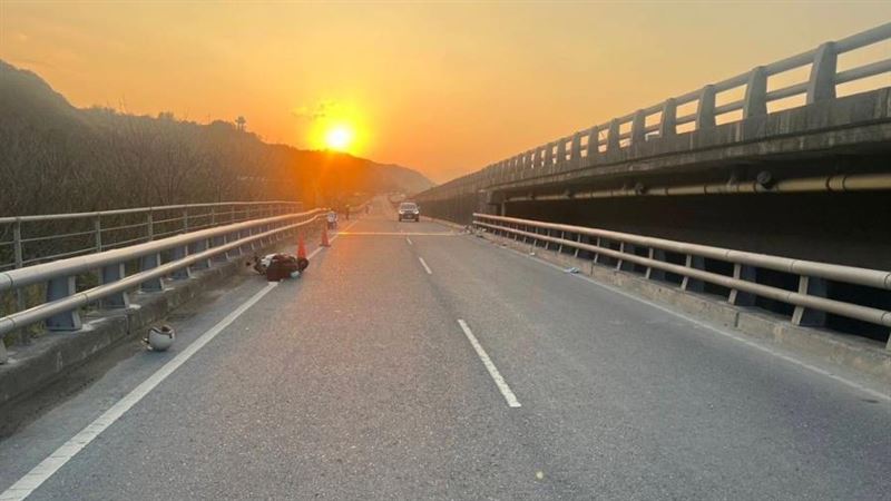 新北林口台15線、西濱公路，22歲郭姓女騎士倒臥路邊送醫不治。（圖／翻攝畫面）