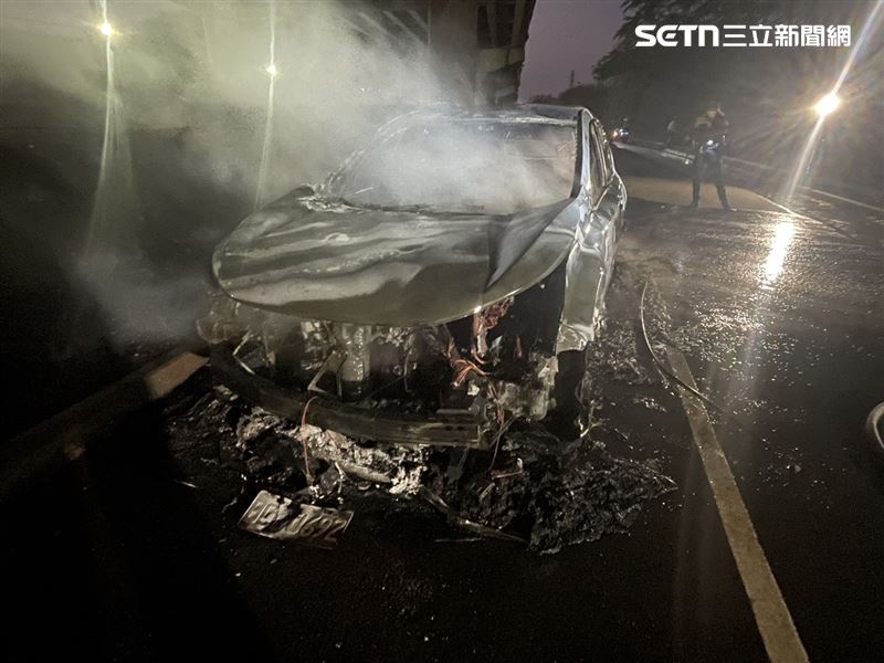 起火的車輛遭大火燒至焦黑變形。(圖/翻攝畫面)